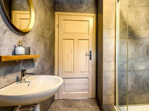 Koupelna v ubytování Mazursko - komfortowe apartamenty nad jeziorem, sauna, kominki na parterze