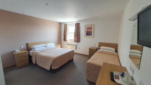 Säng eller sängar i ett rum på The Sandringham Hotel