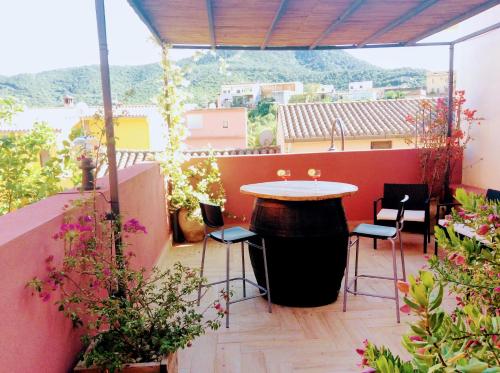 patio con mesa y sillas en el balcón en La Perla del Sud, en Teulada