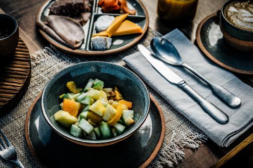 a table with a bowl of vegetables on a table at Zannier Omaanda in Ondekaremba