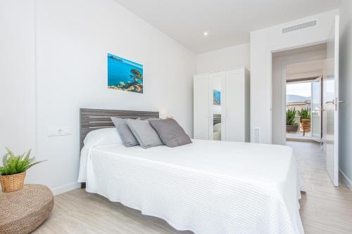 Un dormitorio blanco con una gran cama blanca. en M A R I V E N T Private Terrace en Rosas