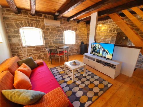Casa Leonarda - Authentic Istrian stone house - hilltop views, near Motovun