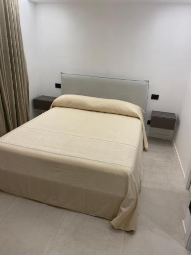 ポルト・チェルボにあるPetit Porto Cervoのベッドルーム1室(ベッド1台、ナイトスタンド2台付)
