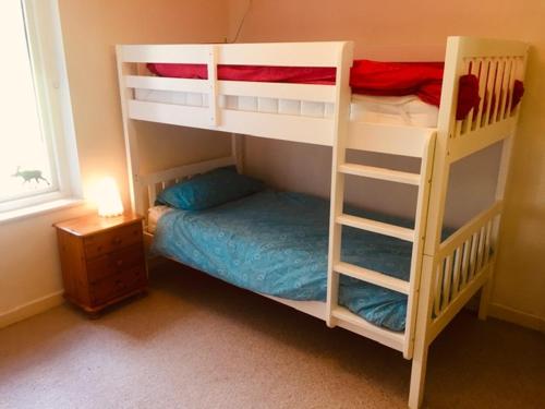 1 dormitorio con 2 literas y 1 cama en 4 Balvaig Cottage en Stirling