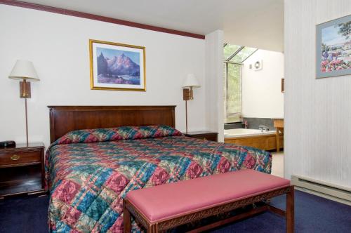 una camera d'albergo con letto e finestra di Sequim Bay Lodge a Sequim