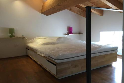 Ένα ή περισσότερα κρεβάτια σε δωμάτιο στο monolocale con soppalco per coppie