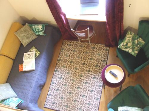 an overhead view of a small room with a table and chairs at Auberge des Goubelins in Omonville-la-Rogue