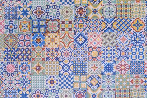 um monte de diferentes azulejos coloridos numa parede em Lisbon Chillout Apartments em Lisboa