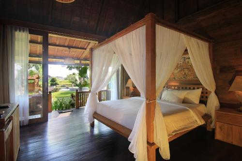 Säng eller sängar i ett rum på Taulan Villa by Social Hideout
