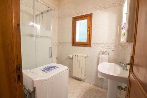 een witte badkamer met een wastafel en een toilet bij Villa Empedrola in Calpe