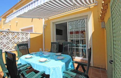 een tafel met een blauwe tafeldoek op een patio bij Apart-rent Casa Puigmal 0152 in Empuriabrava