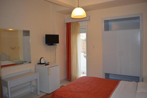 Un pat sau paturi într-o cameră la Lefka Ori City Rooms