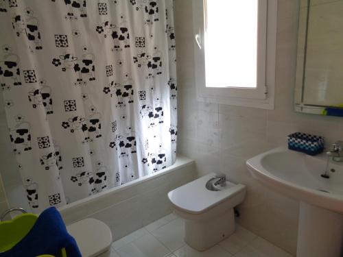 カルプにあるEdificio Porto Azulのバスルーム(シャワーカーテン、トイレ、シンク付)