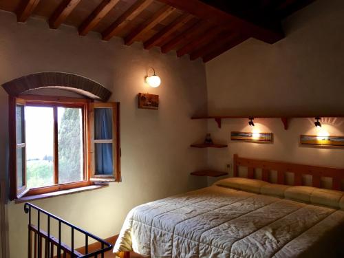 1 dormitorio con cama y ventana en Cottage Barbara with aircon, beautiful sea view by ToscanaTour en Casale Marittimo