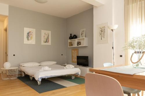 Zimmer mit einem Bett, einem Schreibtisch und einem TV in der Unterkunft Yourbanflat Porta Altinate in Padua