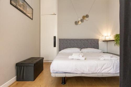 sypialnia z łóżkiem z białą pościelą i ręcznikami w obiekcie Yourbanflat Giotto w Padwie