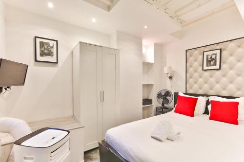 Galeriebild der Unterkunft 100 - Luxury 2 Bedroom - Beaubourg Marais in Paris
