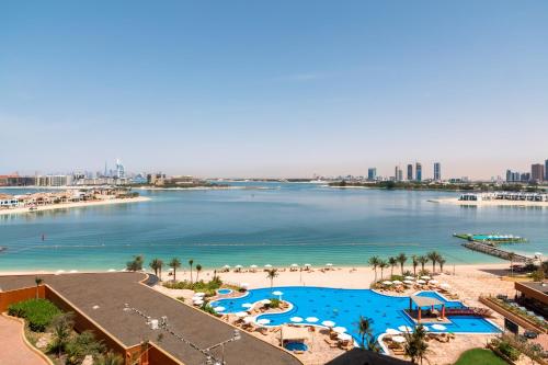 Výhled na bazén z ubytování Maison Privee - Spacious Apt on Palm Jumeirah w Sea Views and Premium Facilities Access nebo okolí