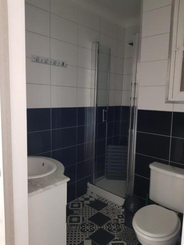 une salle de bain avec toilettes et lavabo dans l'établissement vue sur mer, à Argelès-sur-Mer