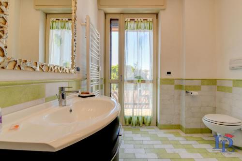 デセンツァーノ・デル・ガルダにあるCiao Lago DesenzanoLoftのバスルーム(洗面台、トイレ、鏡付)