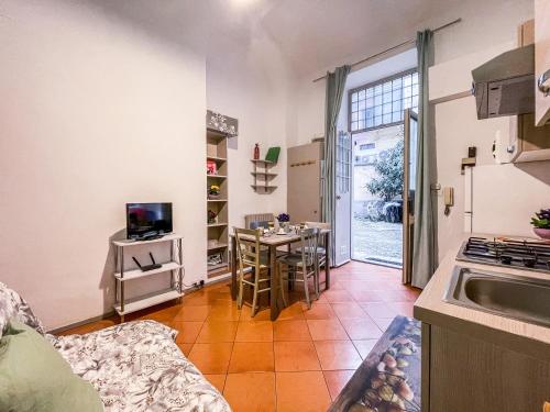 - une cuisine avec un évier et une table dans une chambre dans l'établissement MYHOUSE INN SAN DONATO - Affitti Brevi Italia, à Turin