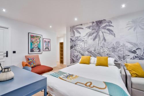 une chambre avec un lit et une peinture murale dans l'établissement 103 - Urban Grands Boulevards, à Paris