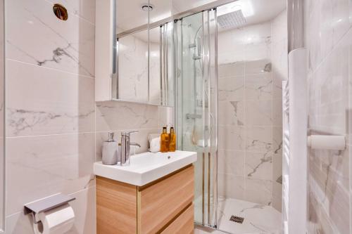 une salle de bain avec un lavabo et une douche dans l'établissement 103 - Urban Grands Boulevards, à Paris