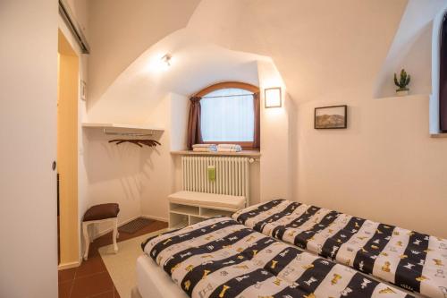 Schlafzimmer mit einem Bett und einem Fenster in der Unterkunft Apartment Eva in Bozen