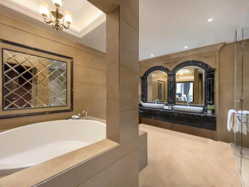 Ванная комната в Welcomhotel by ITC Hotels, Tavleen, Chail