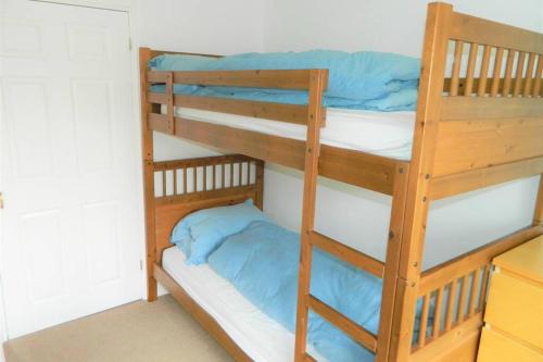 En eller flere senge i et værelse på Stockwood Holiday Bungalow