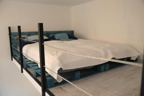 En eller flere senge i et værelse på Sweety Blue Apartman near Oktogon