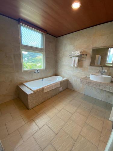 Jiji的住宿－嘟嘟鳥民宿 (全新電梯景觀民宿），带浴缸和盥洗盆的大浴室