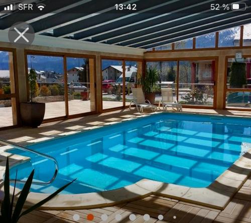 une grande piscine bleue dans une maison dans l'établissement La pradella Bolquere, à Bolquère-Pyrénées 2000