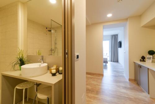 ein Bad mit einem Waschbecken und einem Spiegel in der Unterkunft Hotel Ristorante Stampa in Lavena Ponte Tresa