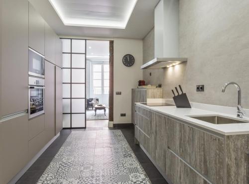 uma cozinha com um lavatório e uma bancada em Espoz y Mina III em Madrid