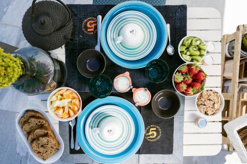 stół z talerzami i miskami z jedzeniem w obiekcie Relais Bellavista 5 w mieście Miniera dellʼArgentiera
