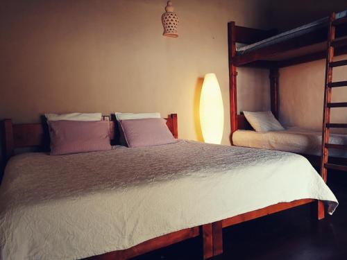 una camera con un letto e due letti a castello di Casa Angel a Mácher