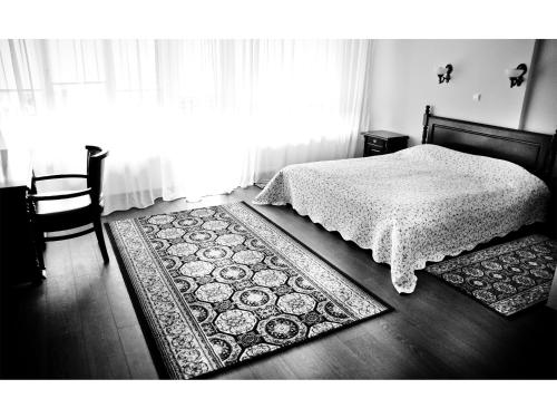 a black and white photo of a bedroom with a bed at Vila Roma in Deva