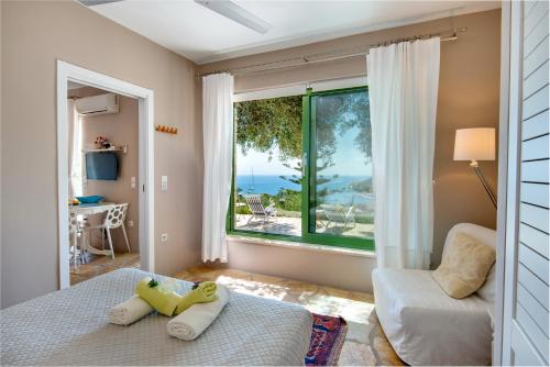 um quarto com uma cama e uma grande janela em Bougainvillea em Gaios