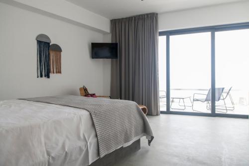 Ένα ή περισσότερα κρεβάτια σε δωμάτιο στο Isalos Sea View Studios
