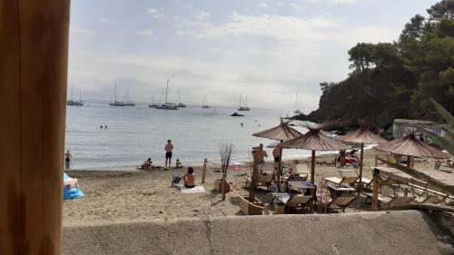 un groupe de personnes sur une plage avec des bateaux dans l'eau dans l'établissement CAP d OSNE - BANYULS SUR MER - 2MN PLAGE, à Banyuls-sur-Mer