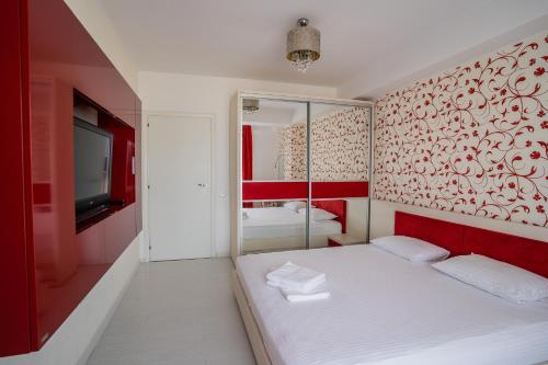 una piccola camera con letto e televisore di Summerland Nikos Residence a Mamaia