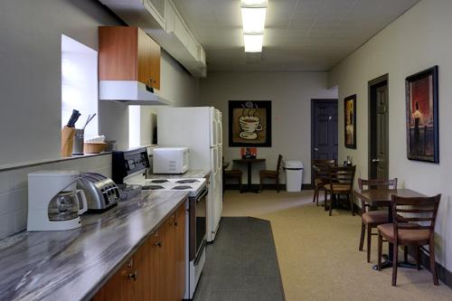 Il comprend une cuisine équipée d'un réfrigérateur et d'un comptoir. dans l'établissement Gîte le 812, à Québec