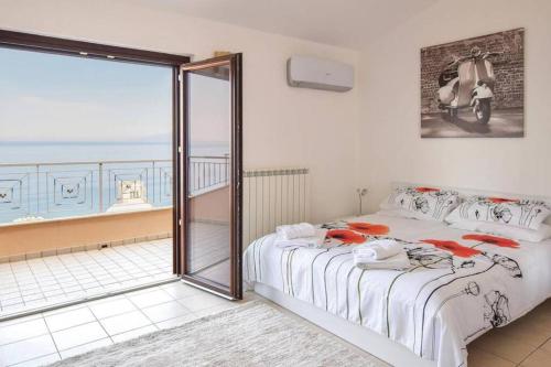Postel nebo postele na pokoji v ubytování Elegant Villa with Private Pool with Coastal Views