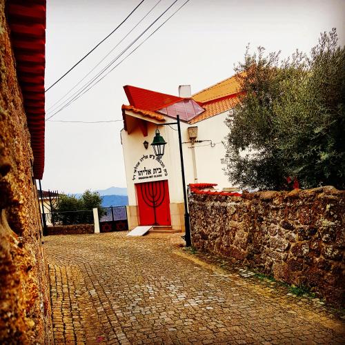 a building with a red door on a street at Casa Dr. Saba in Belmonte