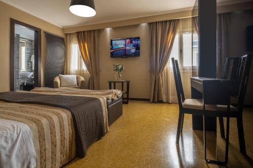 Centrale Venice Apartments في البندقية: غرفة فندق مع سرير وكرسي