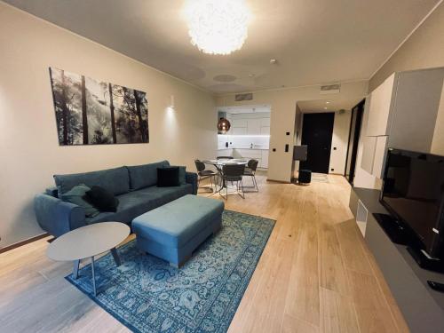 sala de estar con sofá azul y mesa en Dream Stay - Executive Apartment with Balcony, en Tallin