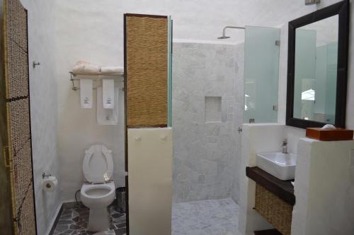 Rústika SPA Hotel Boutique في تيبوزتلان: حمام مزود بمرحاض ومغسلة