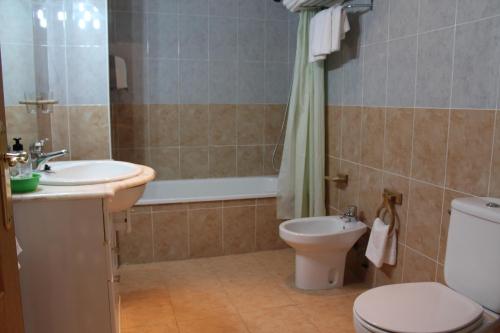 Ένα μπάνιο στο Apartamentos Los Gemelos