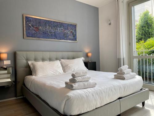 une chambre avec un lit avec des serviettes dessus dans l'établissement Borgo Guelfo VIII, à Florence